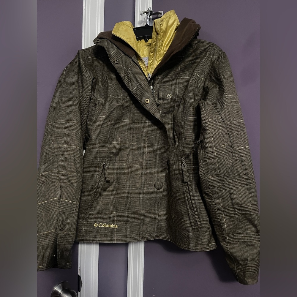Columbia Women's Dark green Jacket with yellow Interior